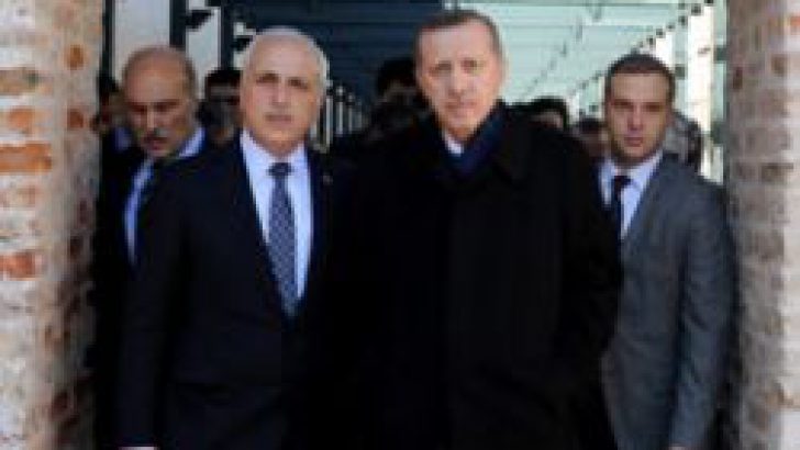 Başbakan Erdoğan ayağa kalktı