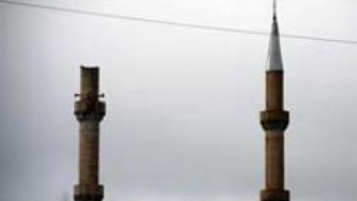 Fırtına minareleri yıktı geçti!