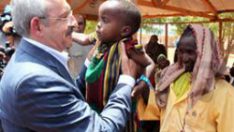 Kılıçdaroğlu Somali’de eliyle yardım dağıttı