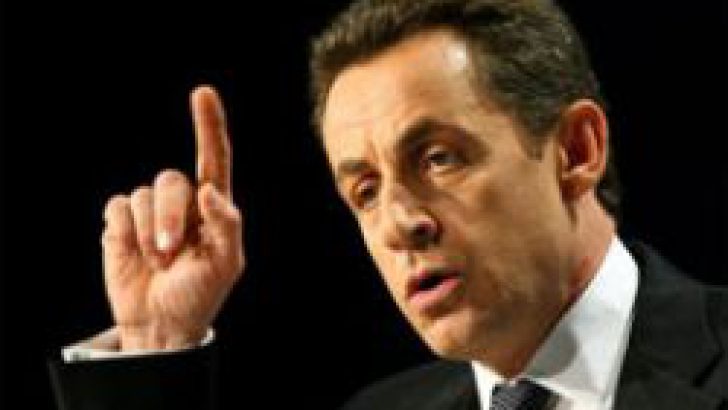 Sarkozy’e saldırı yapıldı tıkla izle