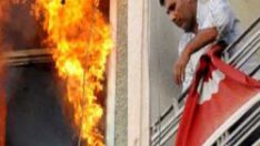 Yangında Türk bayrağını kurtarma çabası