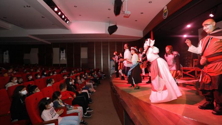 İnegöl Belediyesi Çocuk Tiyatro Günleri Başladı