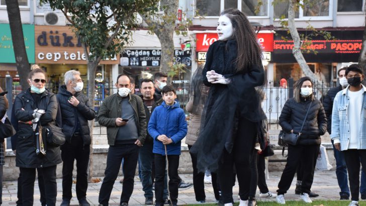 Gemlikli Gençler Kadına Şiddete Dikkat Çekti