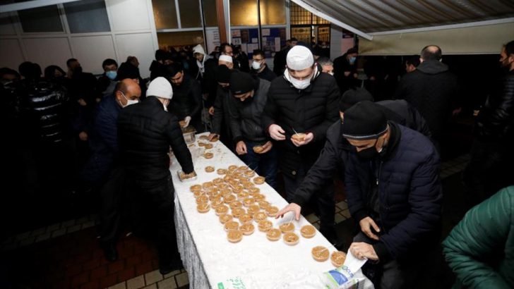 Kandil Geleneği Yeni Mahalle Camiinde Devam Etti